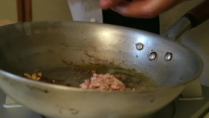 Add the canned tuna (with oil) and mix lightly to combine with the miso sauce.