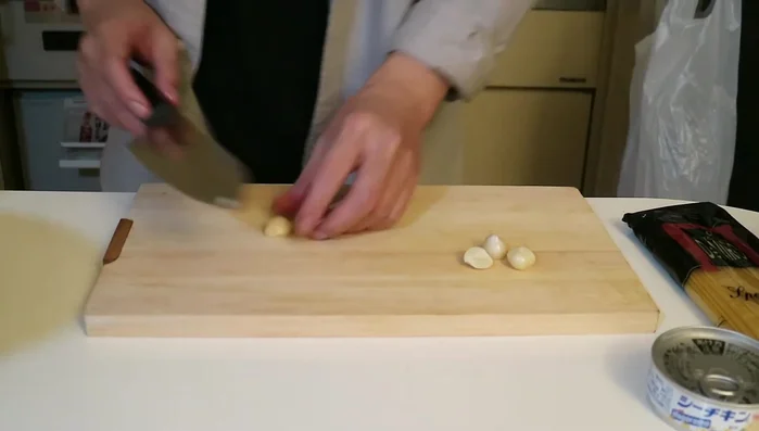 Peel and roughly mash the garlic.