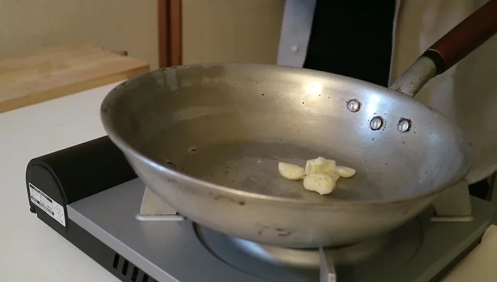 In a frying pan, heat olive oil over high heat. Add the mashed garlic and cook until fragrant, then reduce heat to low.