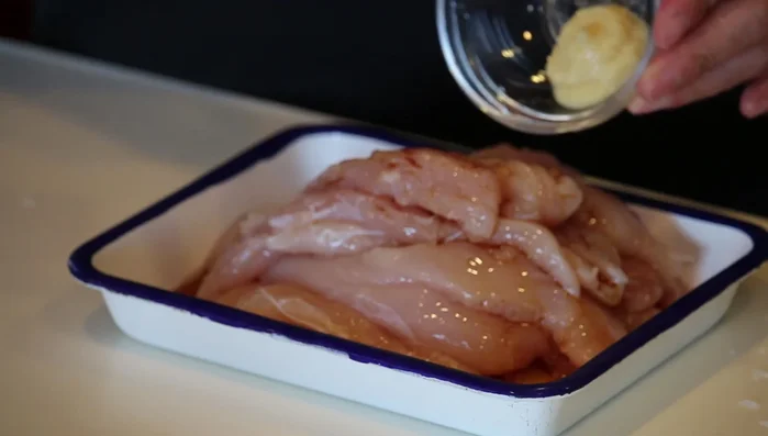 Marinate the chicken with sake, soy sauce, and grated ginger. (138.78)