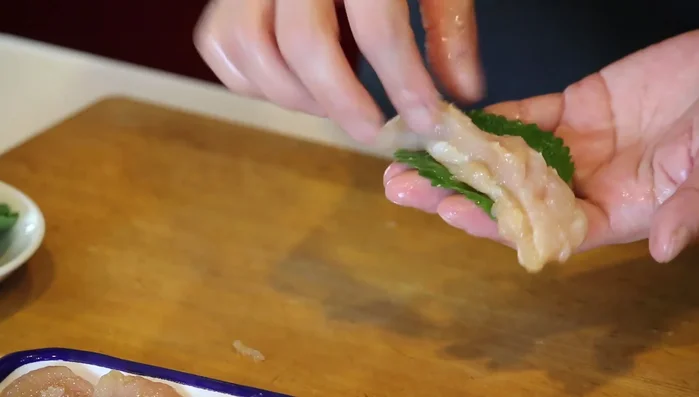 Wrap each chicken piece with shiso leaves. (165.3)