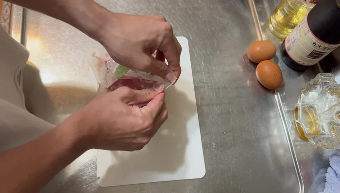 Prepare the chicken by cutting it into bite-sized pieces. Open the chicken thinly, pierce the skin to make holes for even cooking.