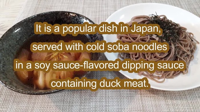 Divide the cold soba noodles into bowls.