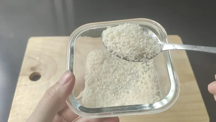 Wash the rice thoroughly 1-2 times to remove impurities. Soak the rice in water overnight.
