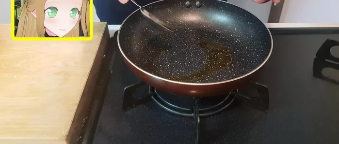 Heat sesame oil in a frying pan over high heat.