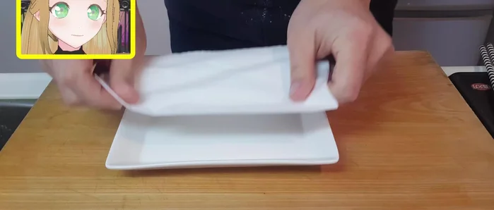 Place the fried chikuwa on kitchen paper to absorb excess oil.