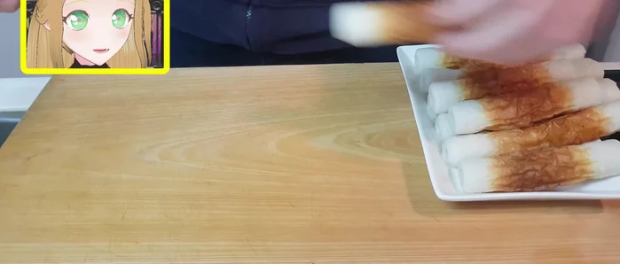 Cut chikuwa into diagonal slices, then halve them for easier eating.