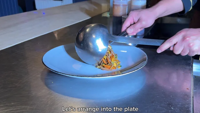 Arrange the yakisoba on a plate.