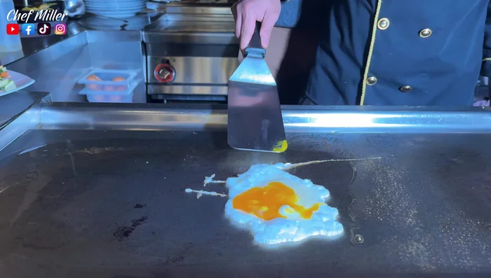 Heat cooking oil in an Ayakaki grill. Add one scrambled egg.