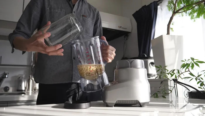 Blend the soaked soybeans to make nama-go.