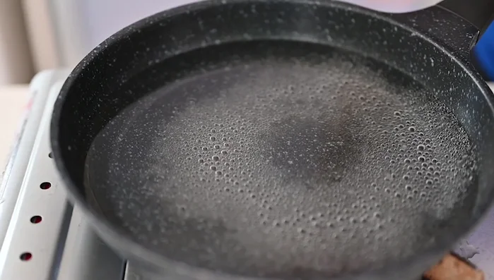 Mix the sake and roe to separate the individual grains.