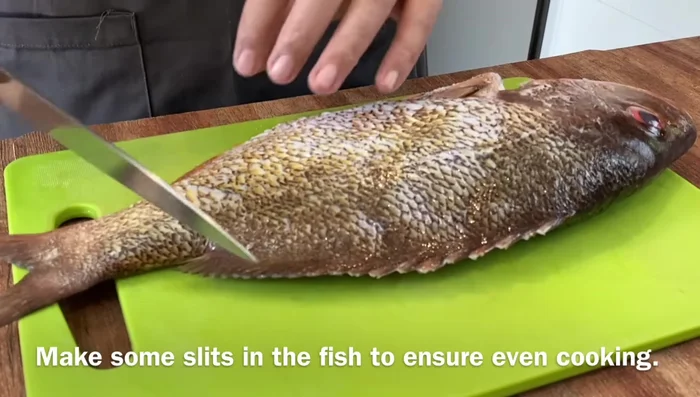 Cut off fish fins and make diagonal slits about two fingers apart, then criss-cross the cuts to create a diamond pattern.