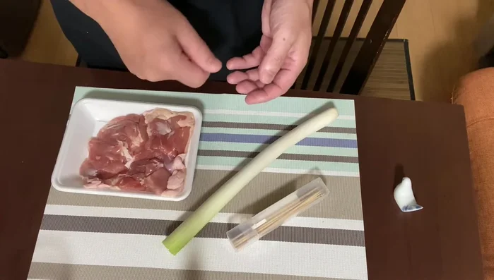 Pan-fry yakitori with the lid on medium heat for about 4 minutes per side.