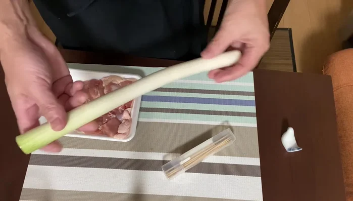 Cut the white part of the leek into 1-inch pieces. Cut chicken thighs into bite-sized pieces (remove skin first).