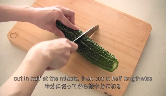 Cut both ends of the Goya, cut in half lengthwise, then into half-moon slices. Sprinkle with salt and leave for 5 minutes to remove bitterness, then wash and drain.