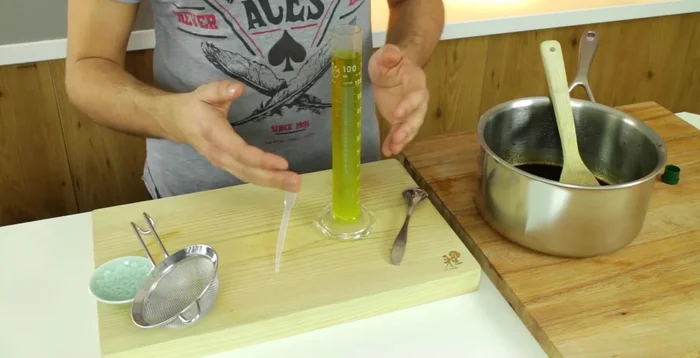 Quickly cool the mixture by dripping it into very cold olive oil (chilled for 20-30 minutes). This will create soy sauce pearls.