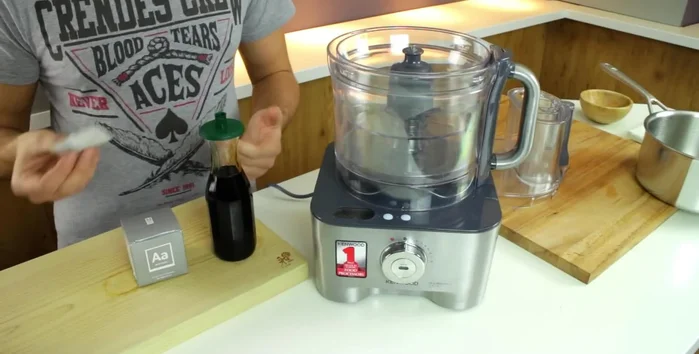 Blend soy sauce and agar agar together using a food processor or blender.
