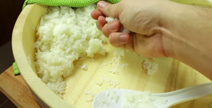 Prepare a ball of sushi rice (17 grams).