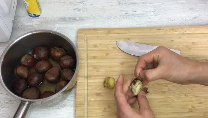 Peel the pre-cooked chestnuts, removing the thin skin as much as possible. Cut them in half or into bite-sized pieces.