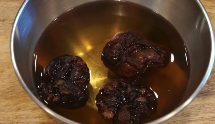 For the chicken and mushroom version: Soak dried shiitake mushrooms in room temperature water for 30 minutes or longer. (44.07) Cut chicken into ¾-inch cubes. Thinly slice kale and mushrooms. (82.7, 92.52, 102.75)