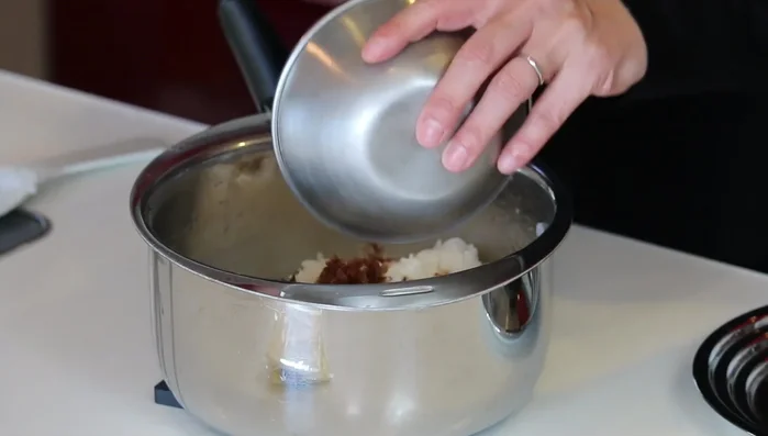 Add the katsuobushi-soy sauce mixture to the cooled rice.