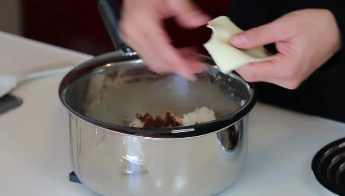Cut the cheese into small pieces and add it to the rice. Mix well.