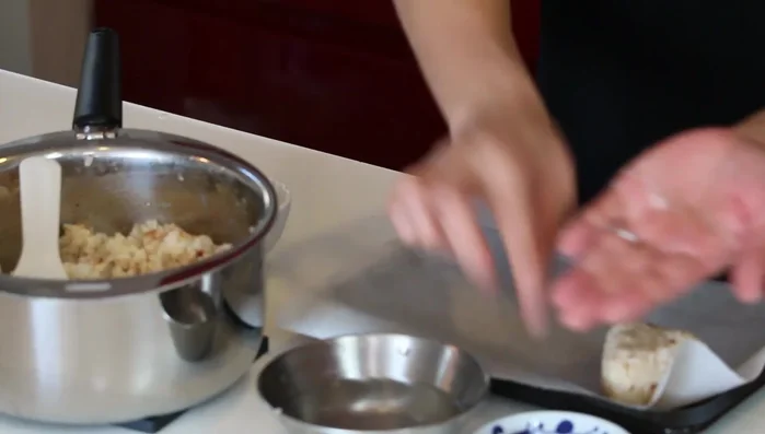 Arrange the onigiri on the prepared baking sheet.
