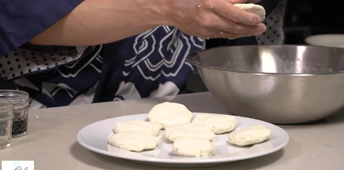 Prepare small patties (approx. 2 inches in diameter) from the mixture of shirataki and tofu.