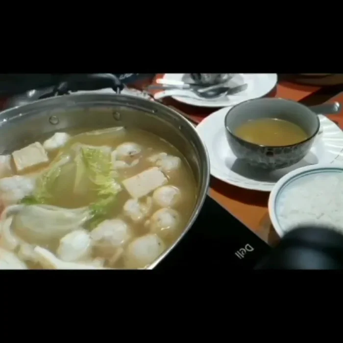 Add the vegetables to the boiling broth.