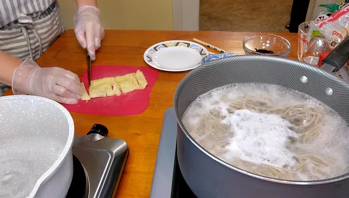Rinse the boiled soba noodles with hot water. (122.079)