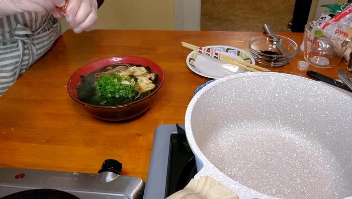 Add sliced spring onions and chili pepper (optional) on top. (409.36, 418.52)