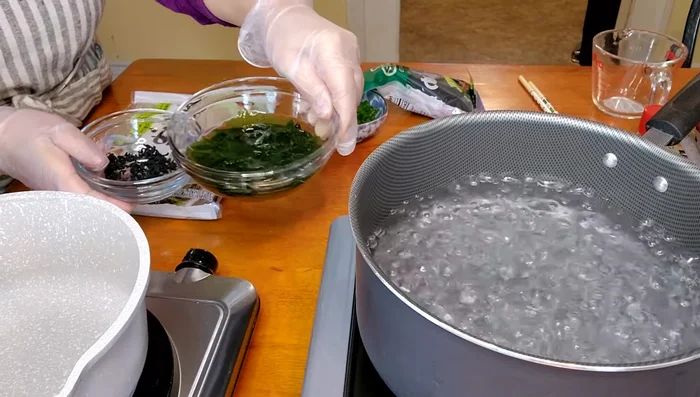 Soak wakame in water for 5 minutes until it expands. (50.32)