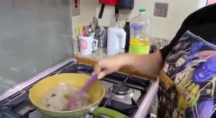 Bring to a boil and simmer for 5 minutes.