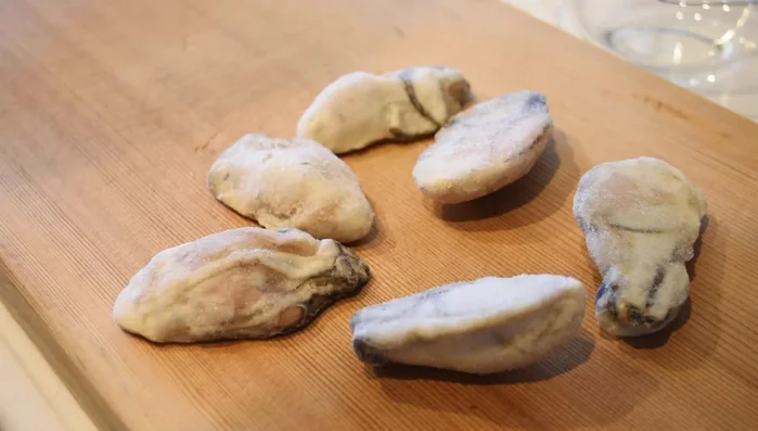 Defrost oysters in 3% salt water for approximately 34 minutes. Gently remove excess moisture.