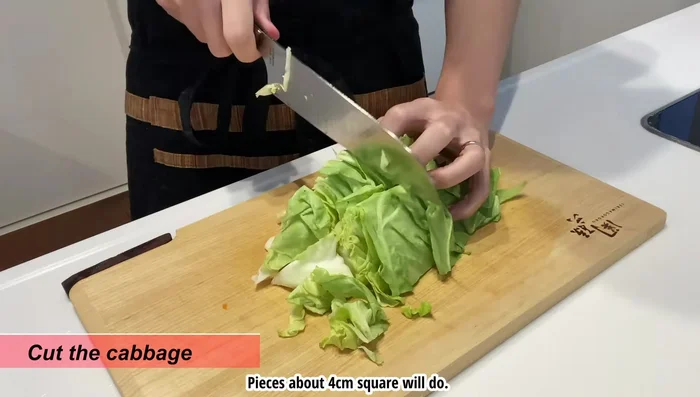 Cut the cabbage into approximately 4cm squares.