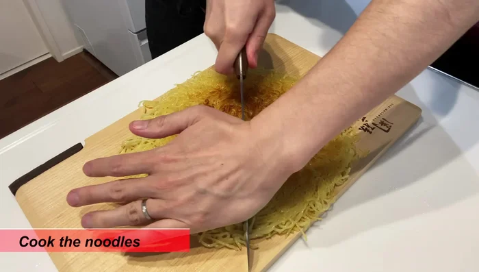 Cut the fried noodles into bite-sized pieces.