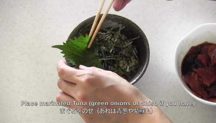 Add the marinated tuna sashimi to the rice.