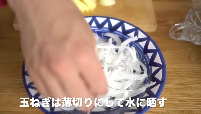On a plate, arrange lettuce, then potatoes, and finally the new onions.