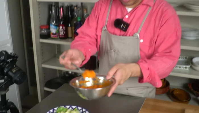 Drizzle the homemade Umaninsan dressing over the salad.