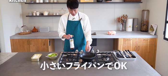 Stir-fry green peppers and bean sprouts in sesame oil until softened and slightly browned. Season with salt.