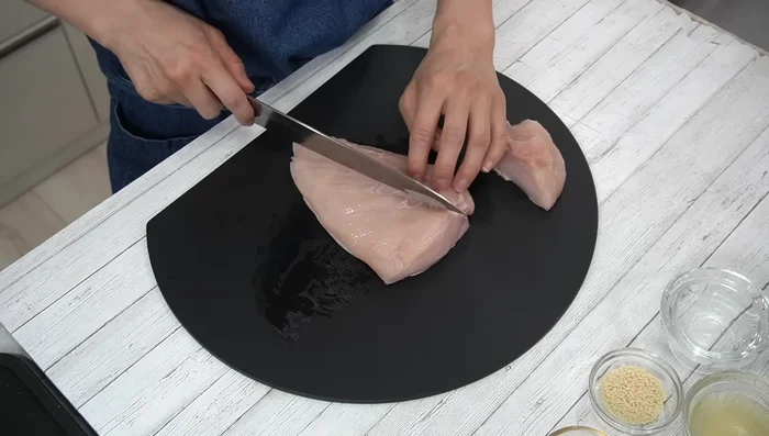Sprinkle sugar on the chicken and rub it thoroughly to hydrate the meat.