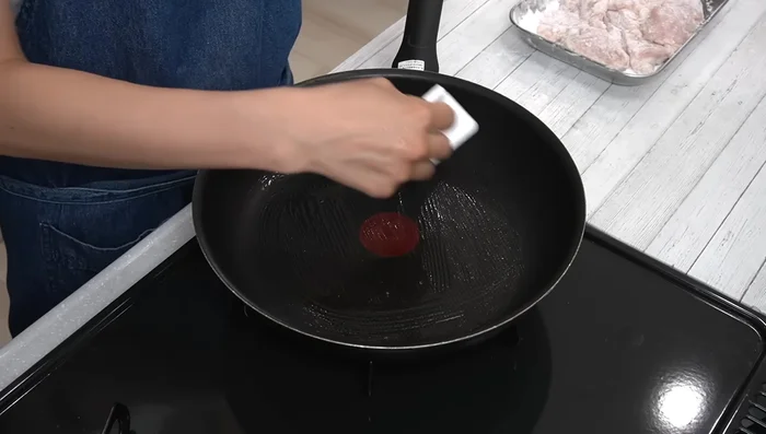 Heat salad oil in a frying pan over medium heat. Add the chicken, skin-side down if applicable, and cook until browned (about 2.5 minutes).