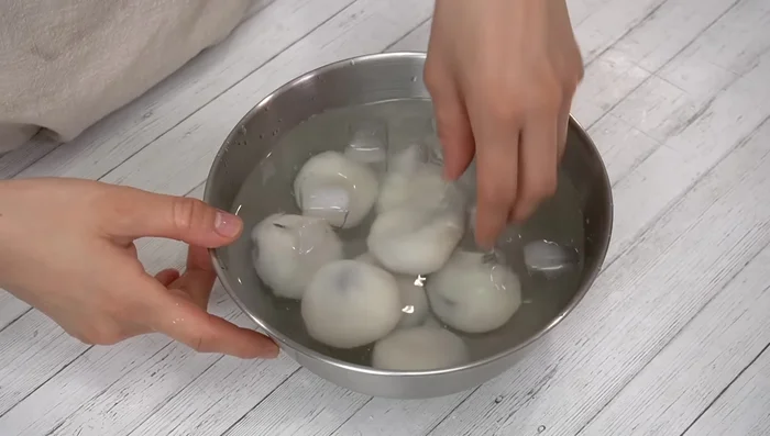 Let the mochi balls cool in the ice water for about 30 seconds to a minute.