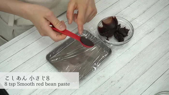 Separate about one teaspoon of anko for each mochi ball.