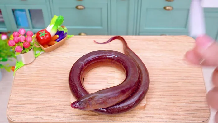 Prepare eel. Cut it.