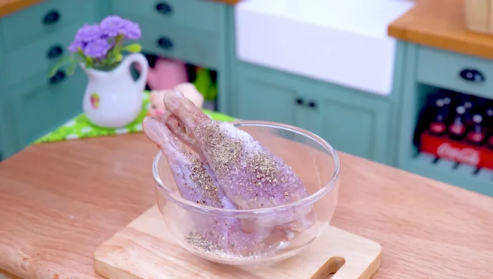 Marinate chicken thigh with salt, pepper, chili powder, garlic powder, and yogurt. Refrigerate for 30 minutes.