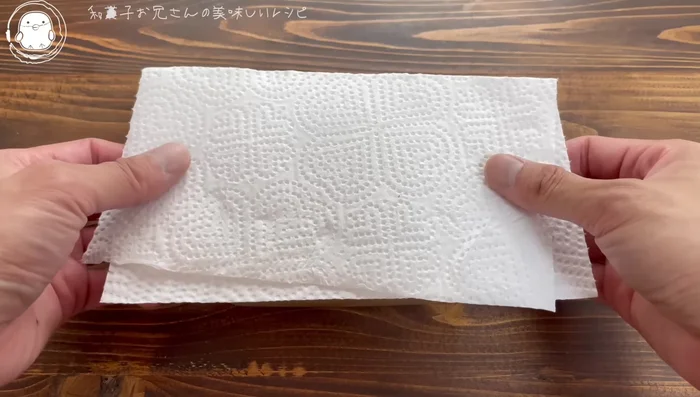 Place a paper towel on top, press down gently with a lid to prevent moisture condensation, and let it cool with residual heat.