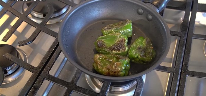 Turn off the heat. Add mirin, vinegar, and soy sauce to the hot pan. Let it sit for a while.