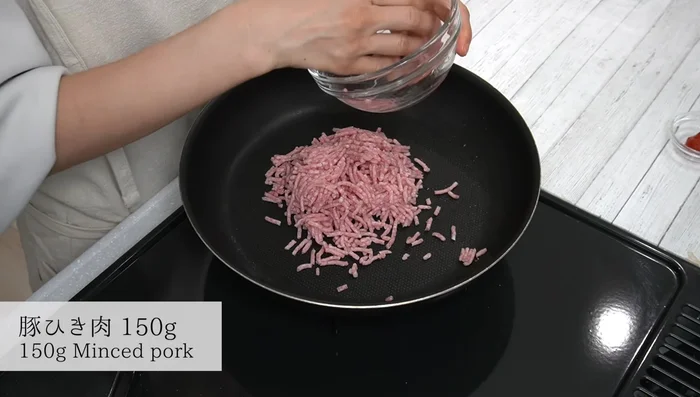 Fry the ground meat and ginger in the same pan until about half cooked.