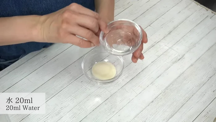 Soften the gelatin powder by mixing it with 20ml of water for about 30 seconds until it thickens.